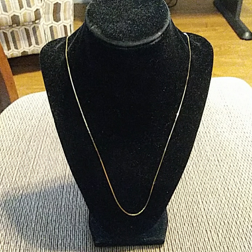 Avon ladies gold tone necklace whisper